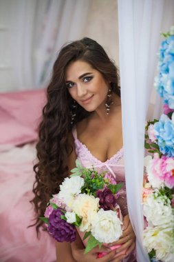 Genç hamile güzel esmer kıvırcık saçlı portresi