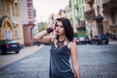 Güzel model şık giysiler ve lüks çanta portresi ve