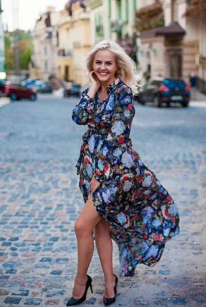 Piękny szczęśliwy uśmiechający się Kobieta blonde posing, patrząc na kamery. — Zdjęcie stockowe