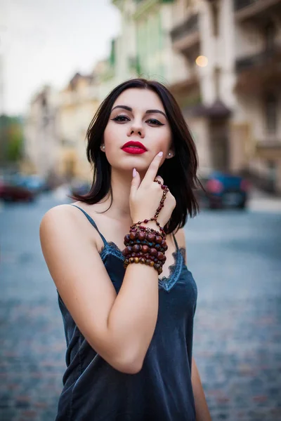 Portrait de beaux modèles de vêtements élégants et sac à main de luxe et — Photo