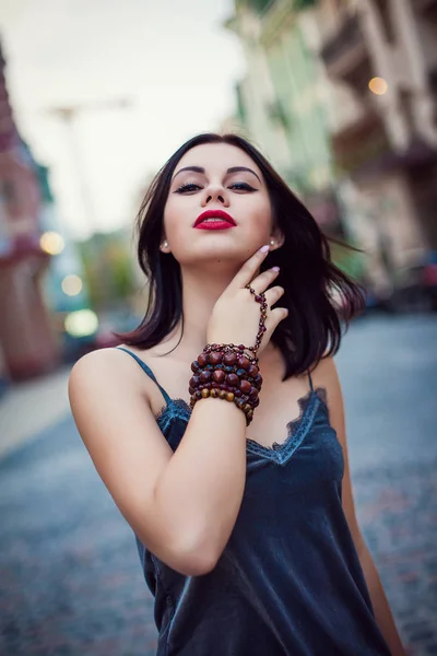 Retrato de hermosa modelo de ropa elegante y bolso de lujo y — Foto de Stock