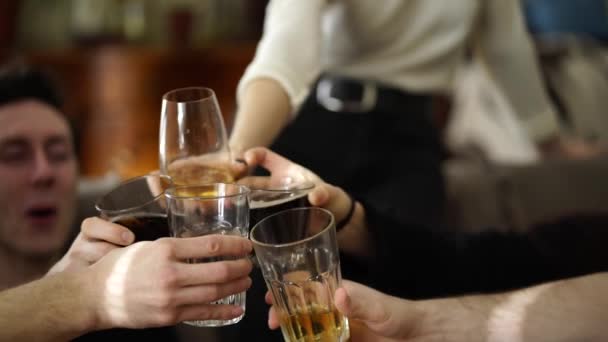 Auto-isolement fête de l'alcool pendant une épidémie — Video