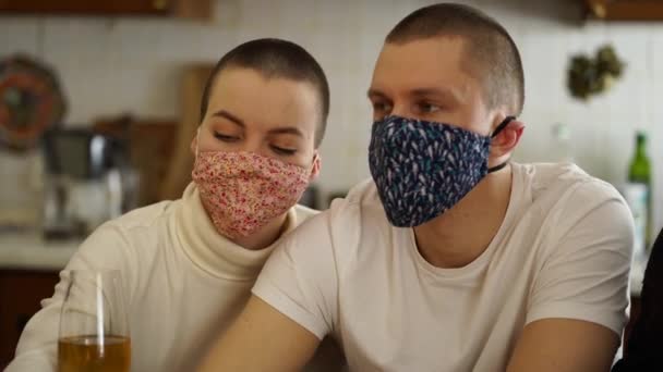 Chlap a dívka spolu komunikují během epidemie v ochranných maskách — Stock video