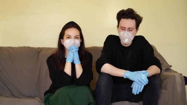 Mec et fille enlèvent des gants en latex bleu et des masques de visages — Video