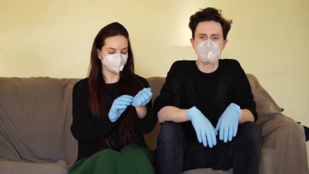 Mec et fille enlèvent des gants en latex bleu et des masques de visages — Video