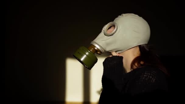 Біла дівчина видаляє газову маску на сонці і посміхається — стокове відео
