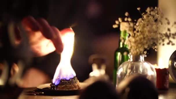Фокусник дотрагивается до огня на оккультной сессии — стоковое видео