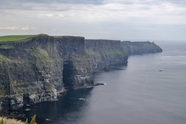Clare Ireland 'daki dünyaca ünlü Moher Kayalıkları manzarası. Vahşi Atlantik yolu boyunca İrlanda 'nın manzarası..