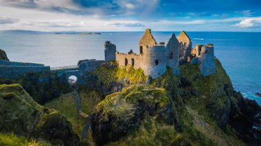 Kuzey İrlanda 'nın Antrim ilçesinin kuzey kıyısındaki kale.