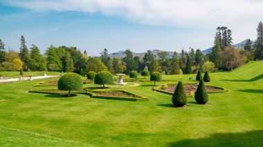 Wicklow dağlarında yer alan İrlanda 'daki Powerscourt Gardens manzarası. Manzara, açık hava, güneşli gün
