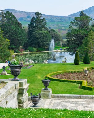 Wicklow dağlarında yer alan İrlanda 'daki Powerscourt Gardens manzarası. Manzara, açık hava, güneşli gün