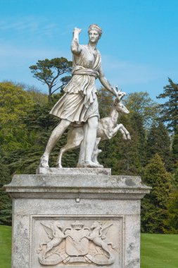 İrlanda 'daki Powerscourt Gardens' taki heykel. Güneşli bir gün, açık hava.
