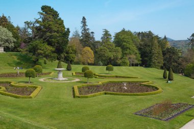 Wicklow dağlarında yer alan İrlanda 'daki Powerscourt Gardens manzarası. Manzara, açık hava, güneşli gün