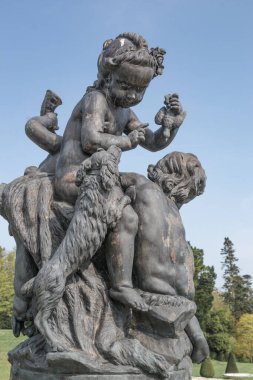 İrlanda 'daki Powerscourt Gardens' taki heykel. Güneşli bir gün, açık hava, kapalı bir manzara..