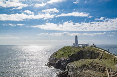 Anglesey 'deki Holyhead yakınlarındaki güzel Kuzey Galler' de deniz feneri. Güneşli bir gün. 