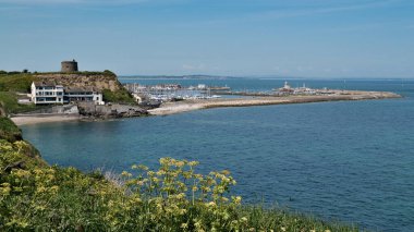 Uçurumdan Howth limanının manzarası. İrlanda 'nın Dublin ilçesindeki şehir manzarası.