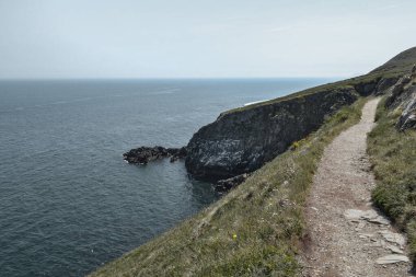 Howth Yarımadası 'nın manzaralı yolu. İrlanda 'da kayalıklar, gündüz vakti.