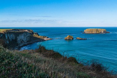 Carrick A Rede 'in Beyaz Kayalıkları Ballintoy, Antrim, Kuzey İrlanda. Manzara manzarası. Güneşli bir gün. Causeway Sahil Yolu 'nun bir parçası.