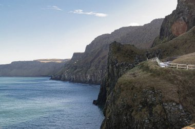 Carrick A Rede 'in Beyaz Kayalıkları Ballintoy, Antrim, Kuzey İrlanda. Manzara manzarası. Güneşli bir gün. Causeway Sahil Yolu 'nun bir parçası.