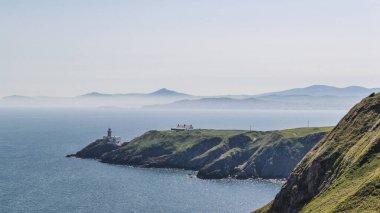 Baily Lighthouse ile Howth Head, Dublin, İrlanda. İrlanda 'da yaz gündüz vakti yarımada nasıl?.