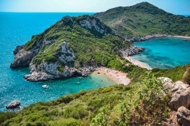 Agios Georgios plajı, Korfu adası, Yunanistan. Güzel İyon adasında kristal masmavi su. Manzara manzarası. 
