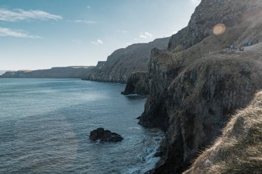 Carrick A Rede 'in Beyaz Kayalıkları Ballintoy, Antrim, Kuzey İrlanda. Manzara manzarası. Güneşli bir gün. Causeway Sahil Yolu 'nun bir parçası.