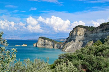 Cape Drastis Yunanistan 'daki Korfu adasında. Cape Drastis, güzel İyon Adası 'ndaki bozulmamış ve vahşi bir pelerin..