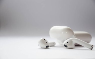 Beyaz bir davada kablosuz kulaklık..