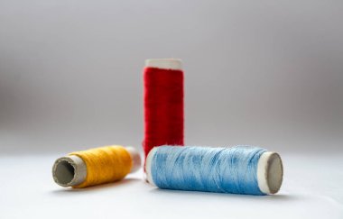  Üç çok renkli ipliğin bileşimi.