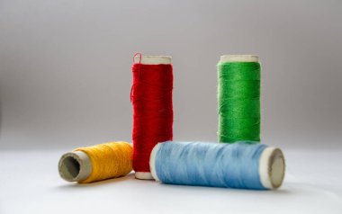 Kırmızı ve yeşil üzerine odaklı dört farklı renkte ipliğin bileşimi.