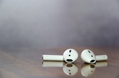 Masada yansımalı beyaz kablosuz kulaklıklar..