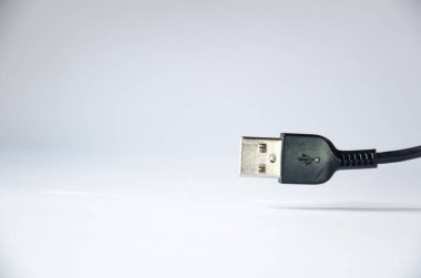 Beyaz arkaplanda telefon için USB şarj kablosu.