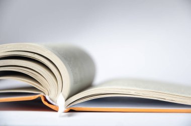 Küçük turuncu açık bir kitap..