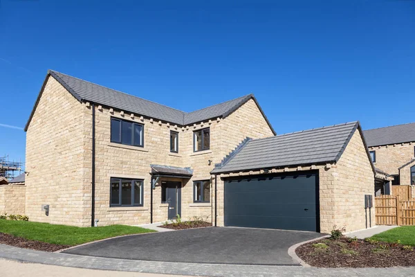 Elegant and wealthy english house with garage — Stock Photo, Image