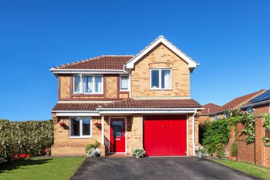 Kırmızı kapı ile güzel müstakil ev