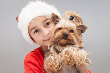 Küçük köpek sarılma çocuk