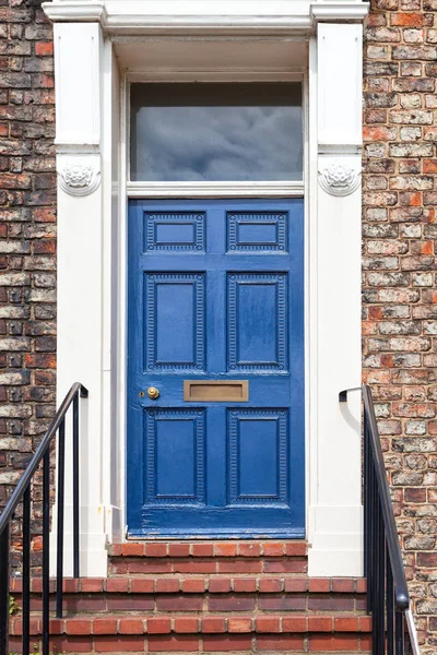 Puerta azul tradicional inglesa Imágenes de stock libres de derechos