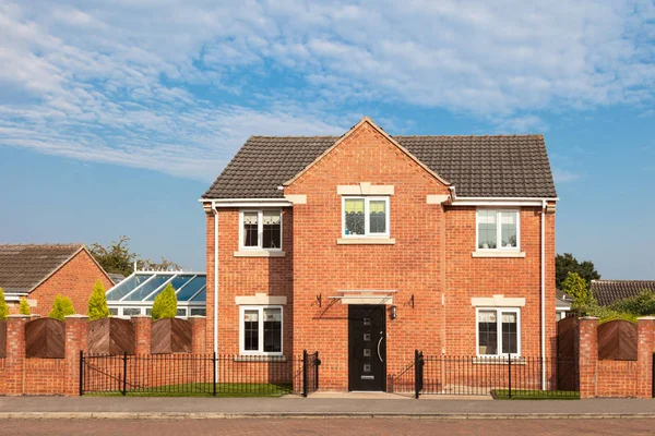 Traditional english detached house — Stock Photo, Image