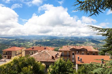 Leyleklerin evlerin ve güzel görünümde yatay, San Marino, İtalya