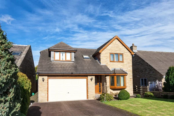Bekijken van elegante Engelse vrijstaand huis met garage — Stockfoto