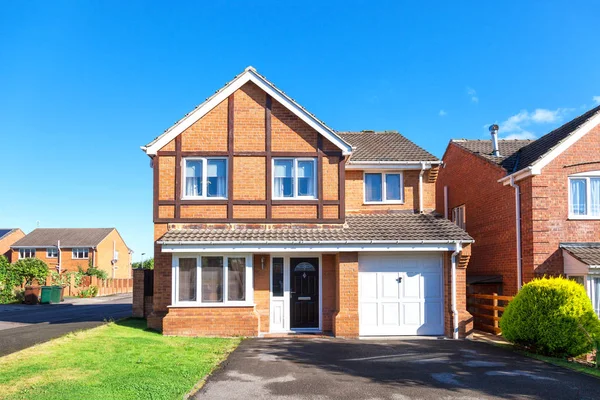 Nieuwe Engelse vrijstaande woning in zonnige dag — Stockfoto