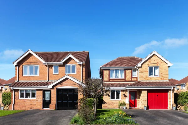 Dos casas independientes inglesas similares con puerta negra y roja — Foto de Stock