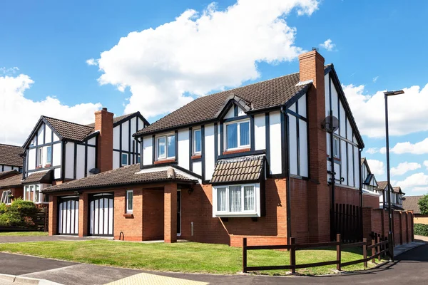 Neues und modernes englisches Haus - Stockfotografie: lizenzfreie Fotos
