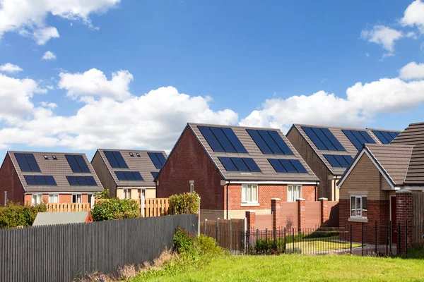 Engelse huizen met zonnepanelen — Stockfoto