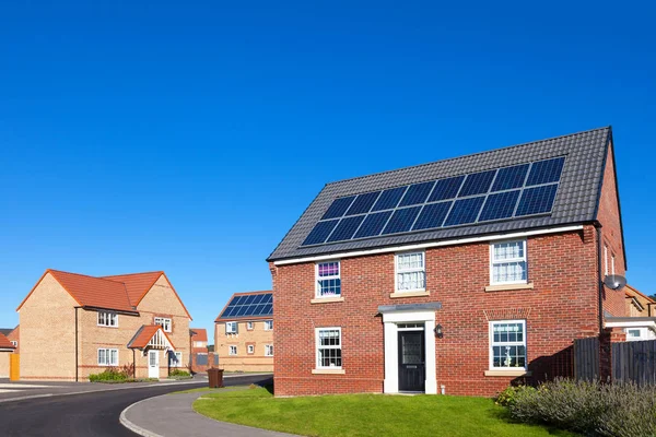 Casas inglesas con paneles solares Imágenes de stock libres de derechos