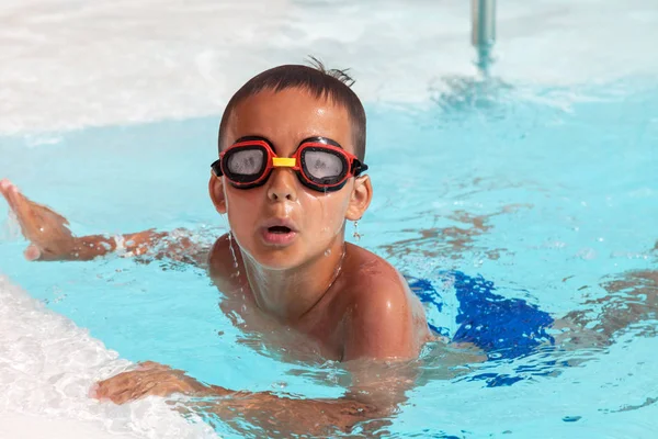 Мальчик учится плавать Лицензионные Стоковые Изображения