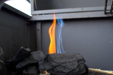 Et pişirmek için ateş ve duman..