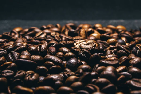 Geröstete Kaffeebohnen Auf Schwarzem Hintergrund — Stockfoto