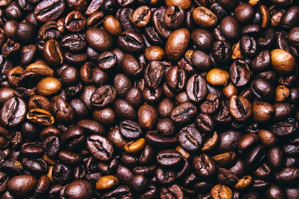 Geröstete Kaffeebohnen Auf Schwarzem Hintergrund — Stockfoto