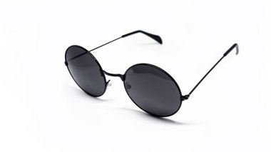 Beyaz arka planda siyah yuvarlak güneş gözlüğü.